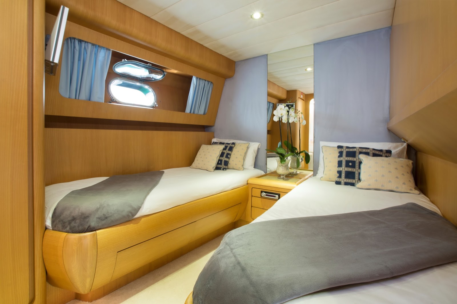 ACE SIX Charter Yacht 5 Twin cabin