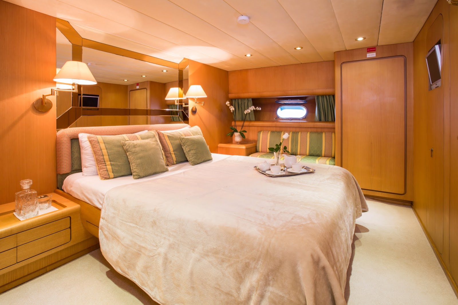ACE SIX Charter Yacht 5 VIP cabin